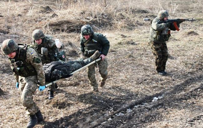 На Донбассе в результате вражеских обстрелов получили ранения трое военных