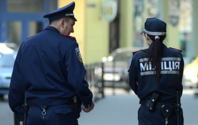 У Києві дерево впало на автомобіль, загинула дівчинка, - МВС