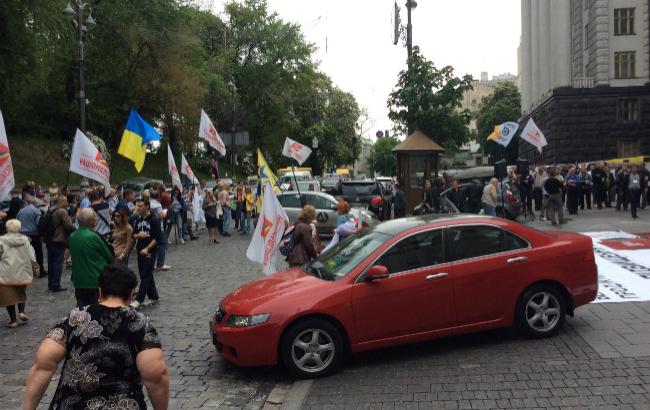 Близько 100 активістів перекрили рух під Кабміном