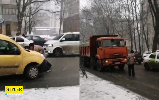 В Днепре женщина бросалась под машины и поплатилась: видео шокировало сеть