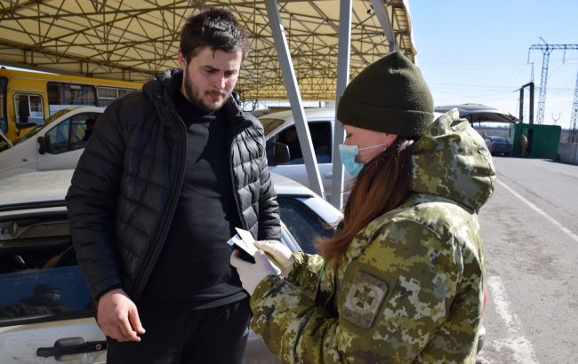 На Донбассе в очередях на КПВВ застряли почти 300 автомобилей