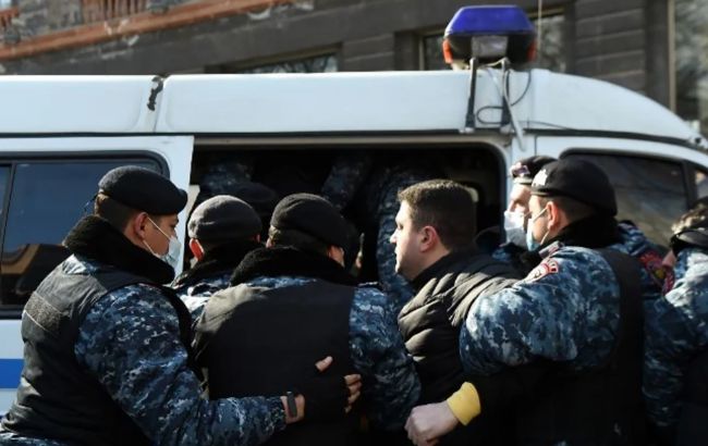 В Ереване устроили протест за отставку Пашиняна. Начались задержания