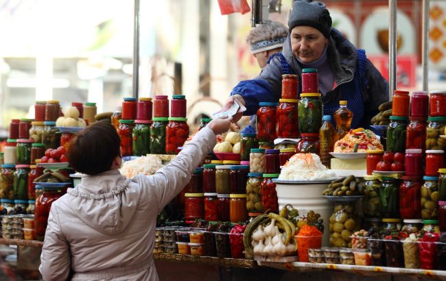 Коли в Україні зменшуватимуться ціни на продукти: експерт розповів, що подешевшає після свят