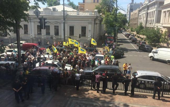 В Киеве на улице Грушевского полностью заблокировано движение