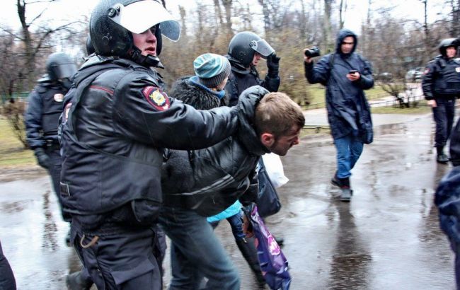 У Петербурзі на акції протесту "Набрид" затримали більше 100 осіб