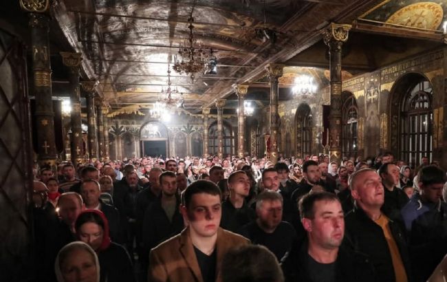 У Києво-Печерській Лаврі парафіяни масово порушували карантин: фото і відео з місця богослужіння