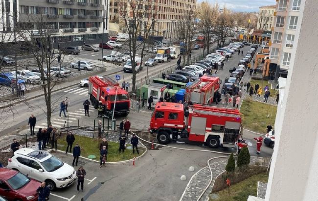 Масштабну пожежу у київській багатоповерхівці загасили