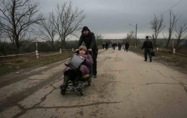 "Сердце кровью обливается": сеть потрясли фотоснимки с КПВВ в Станице Луганской