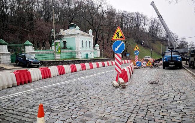 В Киеве на Владимирском спуске до среды частично ограничат движение