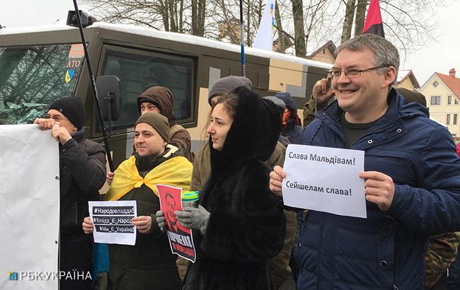 Активісти провели акцію за імпічмент біля будинку Порошенка