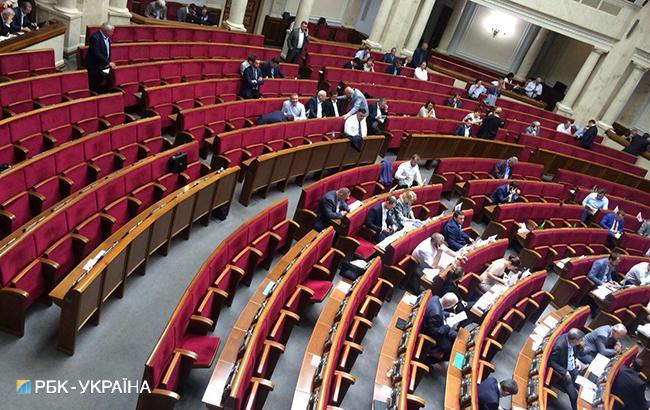 Рада запретила размещение рекламы на элементах контактной сети