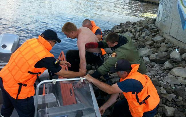 У Києві водолази врятували життя двом чоловікам