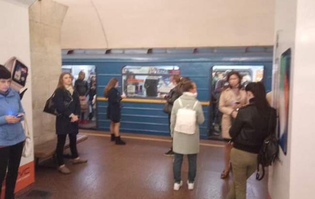 На синій гілці метро в Києві стався збій