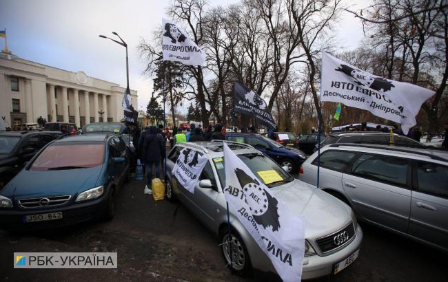 У Києві "євробляхи" заблокували громадський транспорт