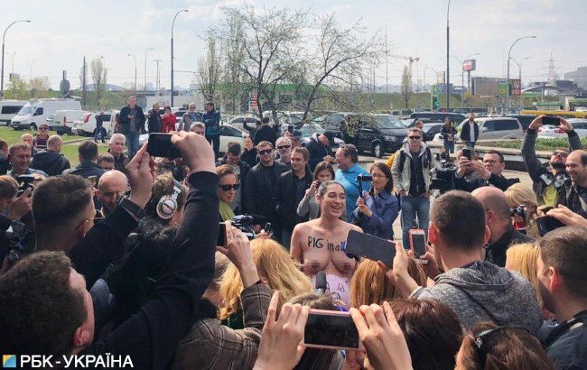 Зеленського атакувала вагітна активістка Femen: фото та відео