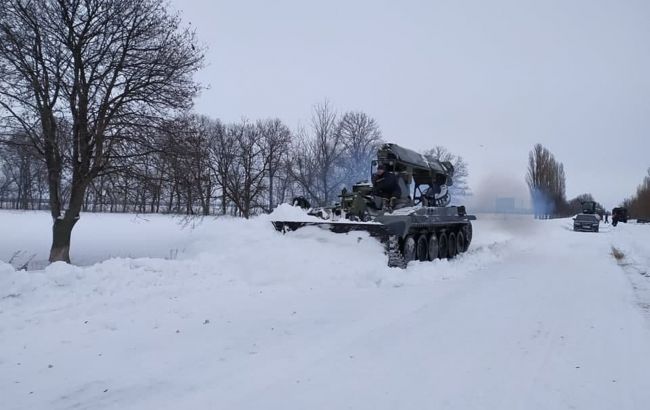 Из-за непогоды в Украине ограничено движение на дорогах в трех областях