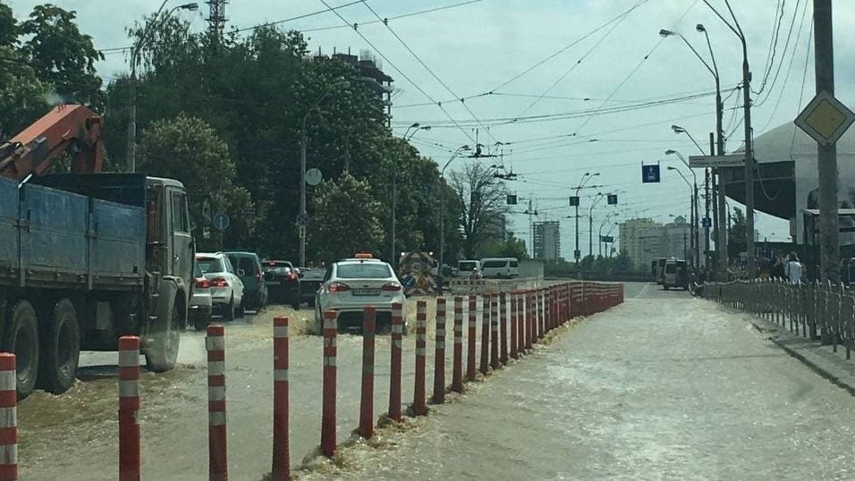 Прорыв трубы в Киеве возле Ocean Plaza - движение перекрыто, дорогу  затопило | РБК-Україна