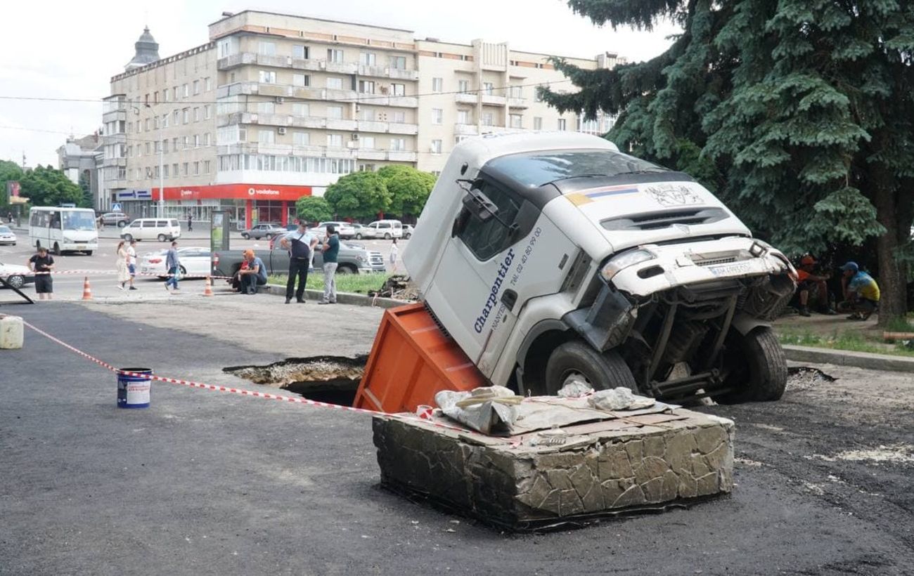 Грузовик провалился под асфальт в Житомире - фото | Стайлер