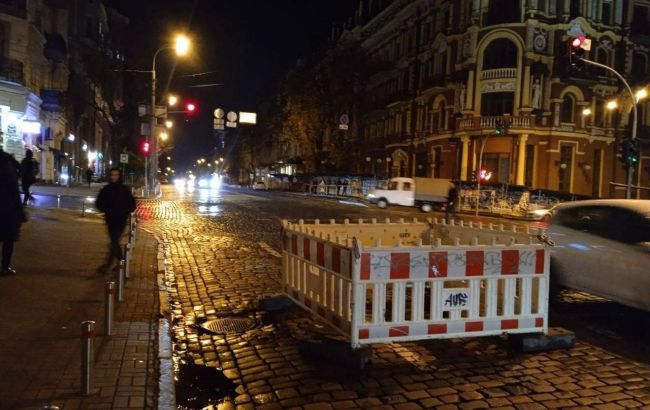 В центре Киева провалилась дорога: движение транспорта ограничено