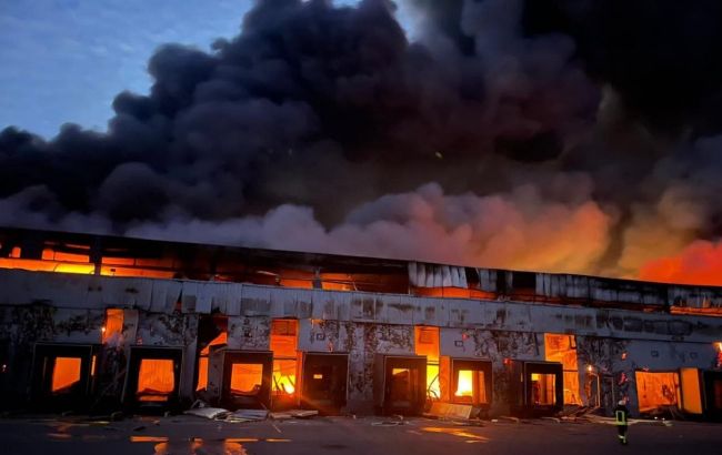 Под Киевом после обстрела возник масштабный пожар на складе хранения замороженной продукции