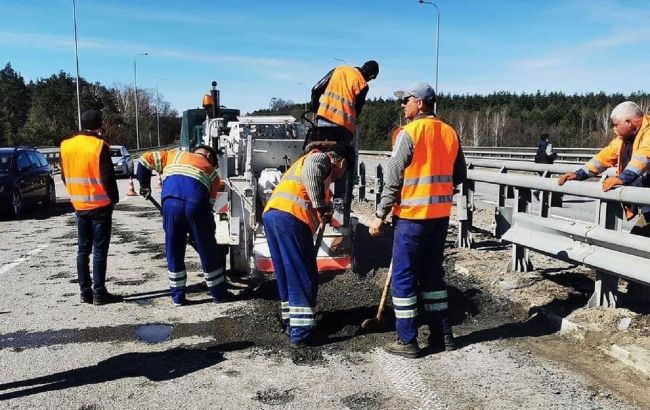 В Україні почали відновлювати дороги і мости, зруйновані російською армією (фото)