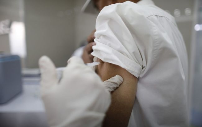 Россия начала COVID-вакцинацию в Мариуполе: кого заставляют прививаться "Спутником"