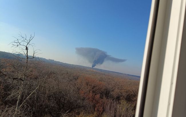 В оккупированной Ясиноватой прогремели взрывы: горит городская подстанция (видео)