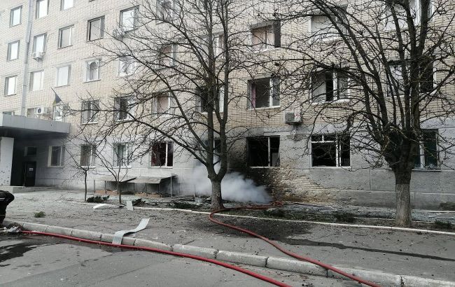 Обстріл пологового будинку в Херсоні: з'явились фото та відео наслідків