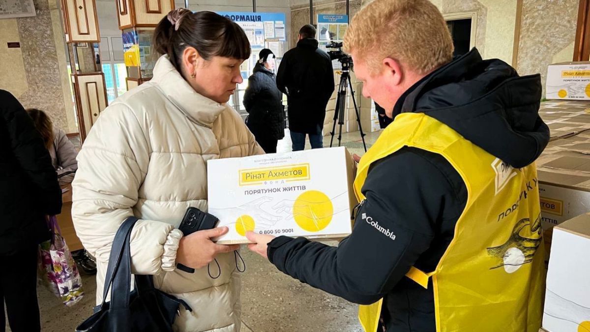 Жители дома в Днепре, в который попала вражеская ракета, получили  гуманитарную помощь от Фонда Ахметова | РБК Украина