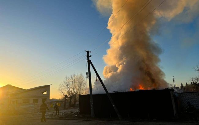 У Куп'янську горить будинок і магазин після ранкового обстрілу росіян (фото)