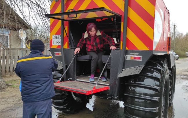 Ситуація контрольована. Рятувальники показали наслідки паводку під Києвом