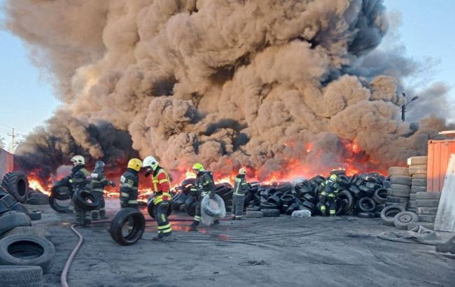 У Підмосков'ї потужна пожежа, горить цех з утилізації відходів (фото, відео)