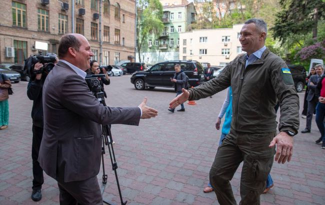 Кличко: мер Брюсселя передав Києву ще дві карети швидкої допомоги