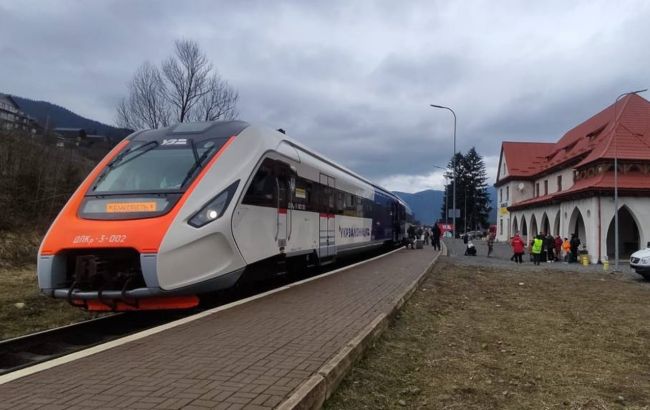 УЗ запустила "гірські шатли" зі Львова до Ворохти: список рейсів