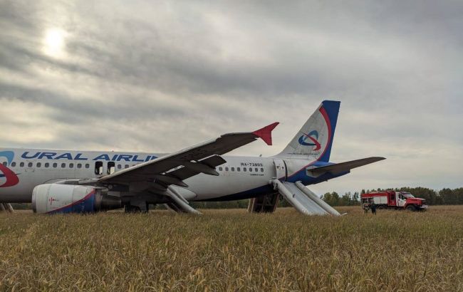 У РФ пасажирський літак із майже 170 людьми на борту вимушено сів у полі