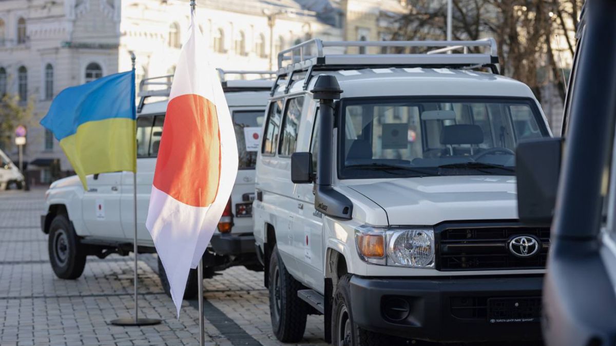 Япония передала Украине авто и средства разминирования | РБК Украина