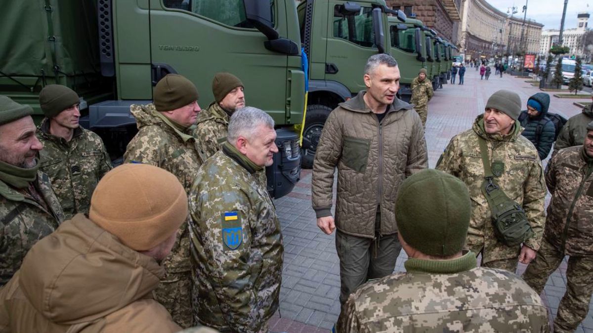 Община Киева передала 241-й бригаде 20 новых грузовых автомобилей, - Кличко  | РБК Украина