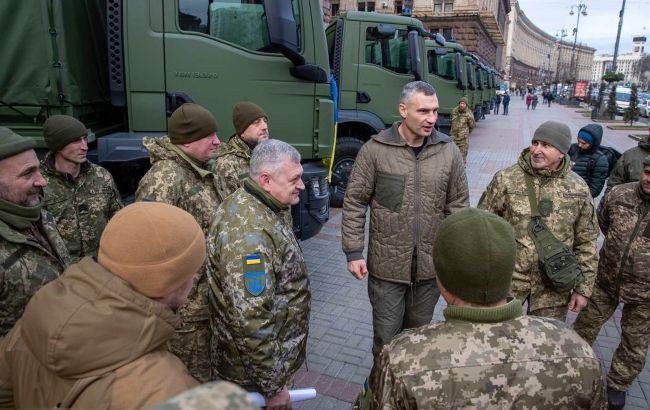 Громада Києва передала 241-й бригаді 20 нових вантажних автомобілів, - Кличко