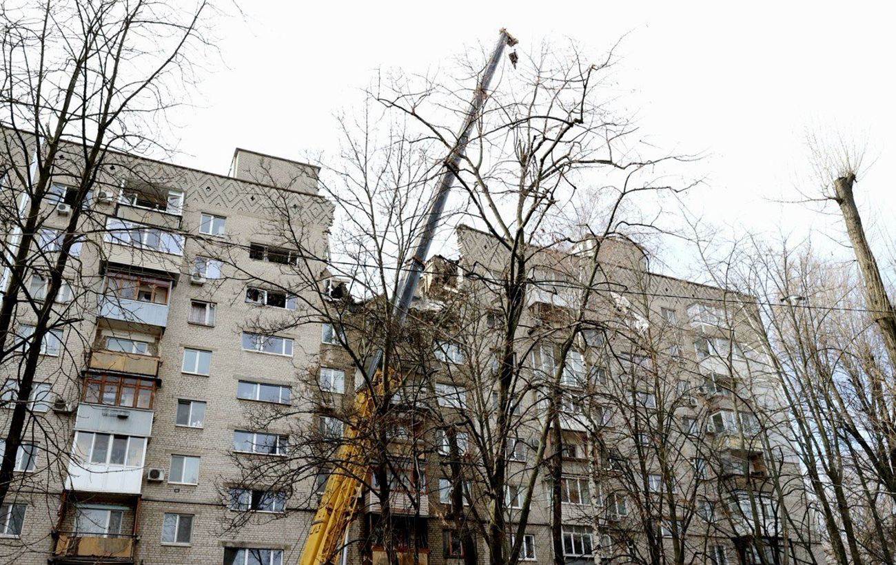 В доме на левом берегу Днепра, куда ночью попали россияне, продолжается  разбор завалов, - Филатов | РБК Украина