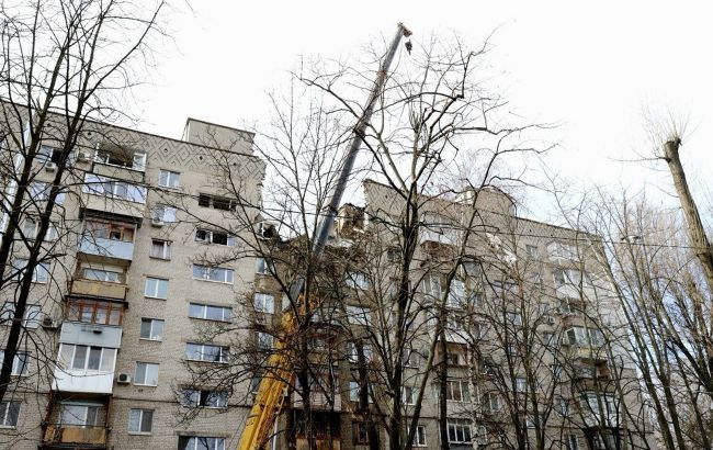 У будинку на лівому березі Дніпра, куди вночі влучили росіяни, триває розбір завалів, - Філатов