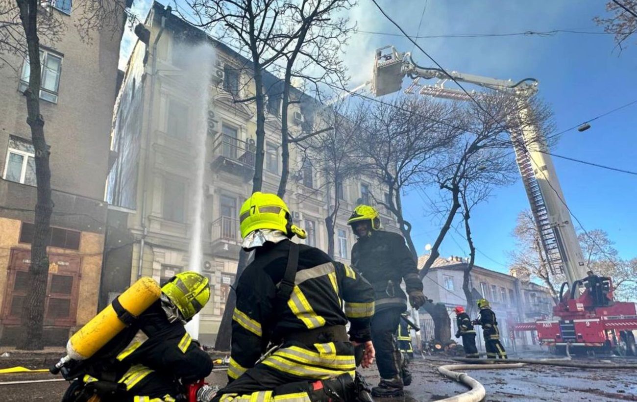 Пожар в центре Одессы 29 марта - спасатель погиб во время тушения пламени |  РБК Украина