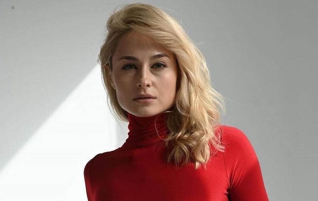 Зірка українських серіалів показала звабливі фото у червоній міні-сукні