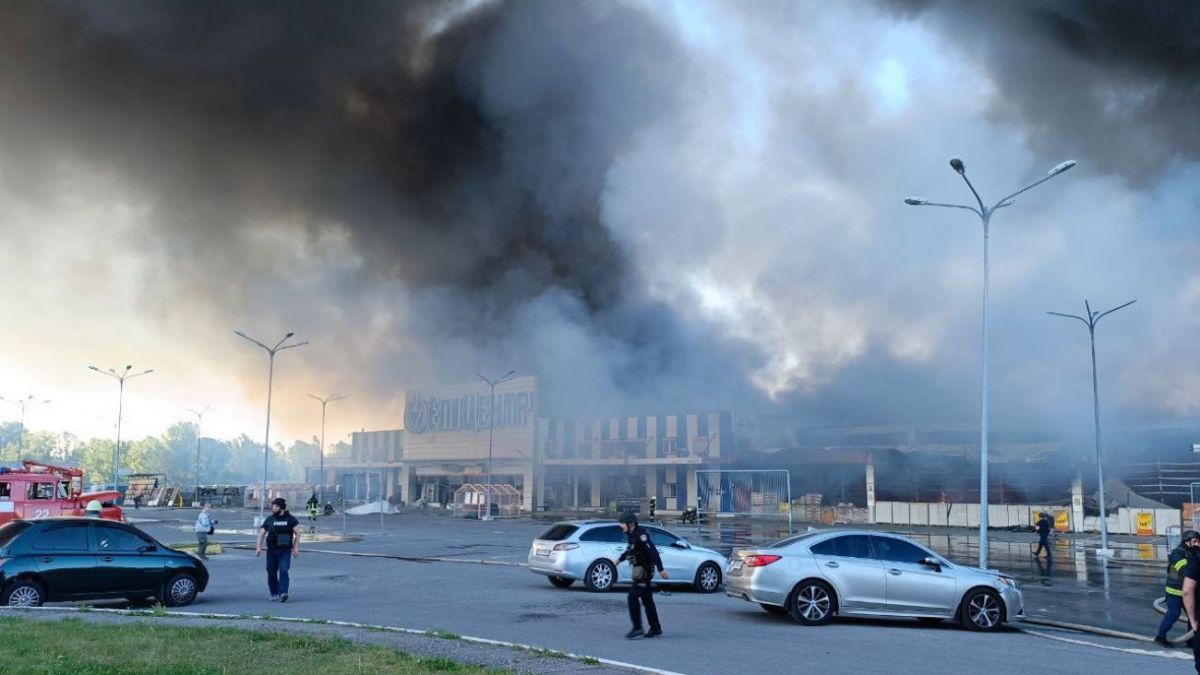 Обстрел Эпицентра в Харькове 25 мая - появилось видео попадания | РБК  Украина