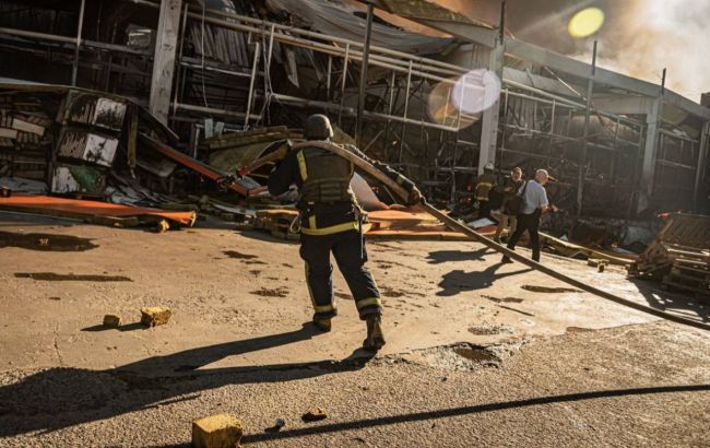 Після удару по "Епіцентру" в Харкові зниклими безвісти вважають 17 людей, - поліція