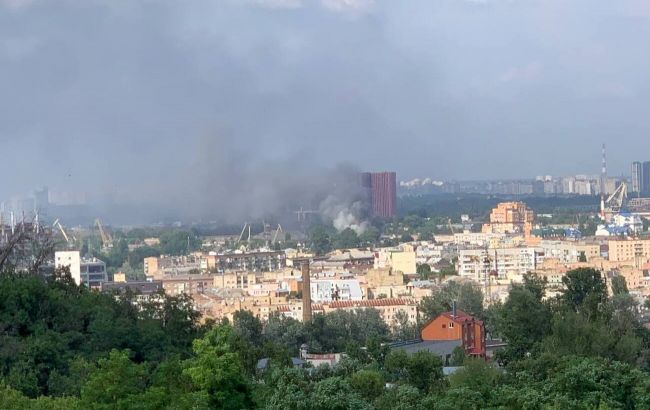 В Киеве на Подоле разгорелся большой пожар: что известно