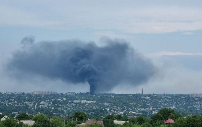 В окупованих Луганську та Макіївці повідомляють про прильоти (відео)