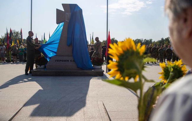 Кличко вшанував пам’ять полеглих воїнів та взяв участь у відкритті меморіального монументу