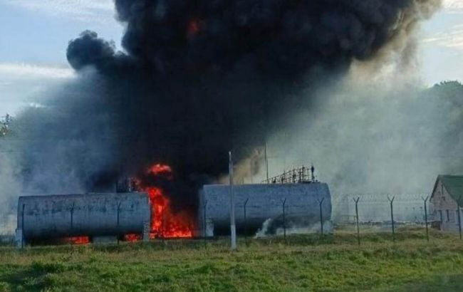 В Белгородской области горит площадка для хранения топлива: россияне заявили об атаке дрона