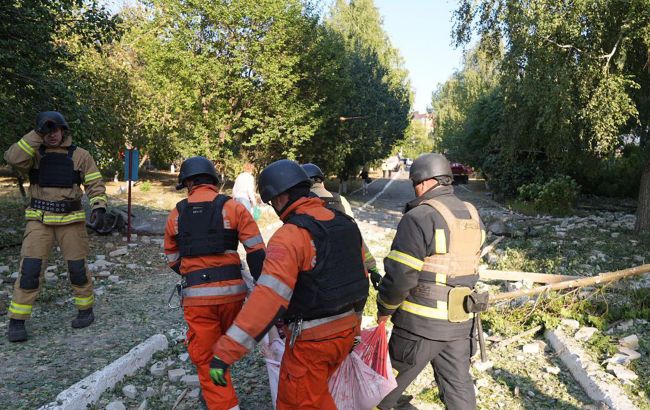 РФ ударила по пансионату для пожилых людей в Сумах: там находилось более 200 человек, есть погибший