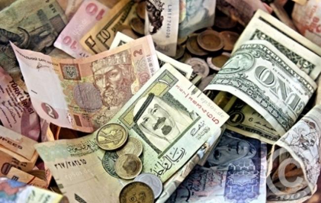 Курс доллара на межбанке в 13:00 повысился до 26,04 гривен